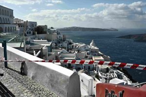 Κίνδυνος για πλιάτσικο στη Σαντορίνη: 59χρονος αλλοδαπός πήγε να “ανοίξει” λεωφορείο