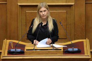 Το ΠΑΣΟΚ καταδικάζει την επίθεση στο γραφείο της υφυπουργού Μεταναστευτικής Πολιτικής, Σ. Βολουδάκη