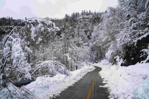 Χειμωνιάτικο το σκηνικό του καιρού στην Μακεδονία – Απαραίτητες οι αλυσίδες στην ορεινή Χαλκιδική