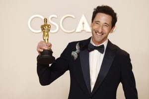 Viral ο Άντριεν Μπρόντι – Πέταξε τη μασημένη τσίχλα…στην κοπέλα του λίγο πριν ανέβει να παραλάβει το Όσκαρ(vid)