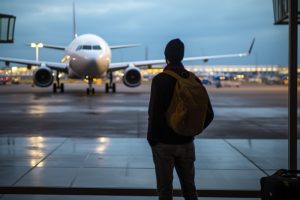 Σοκάρουν οι εικόνες: Αεροπλάνο έπιασε φωτιά – Επιβάτες έτρεξαν στο φτερό για να γλιτώσουν, vid