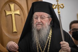 Με χειροκροτήματα υποδέχθηκαν οι πιστοί στην τελευταία του κατοικία τον πρώην μητροπολίτη Θεσσαλονίκης Άνθιμο(vid)