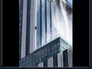 Απίστευτο ΒΙΝΤΕΟ! Δείτε πού τον πέτυχε ο σεισμός