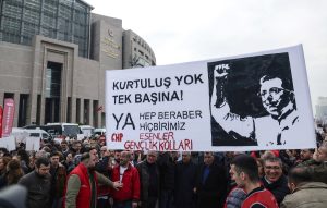 Ο Εκρέμ Ιμάμογλου έφθασε στη φυλακή Μαρμαρά – Κάνει λόγο για “προδοσία κατά της Τουρκίας,” vid