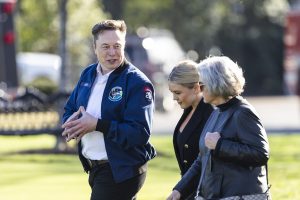 Ο Έλον Μασκ φωτογραφίζεται δίπλα στον “Αρχάγγελο 12” στο Πεντάγωνο