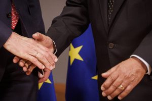 ΗΠΑ και Ε.Ε. κατέληξαν σε εμπορική συμφωνία: «Το μεγαλύτερο deal που έγινε ποτέ»