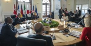 Όλο το διαδίκτυο γελάει με Ευρωπαία Υπουργό: Η παρανοϊκή της πρόταση κατά του Τραμπ, vid