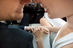 «Πες του το ναι»: Της έκανε πρόταση γάμου εν μέσω διαδηλώσεων, vid