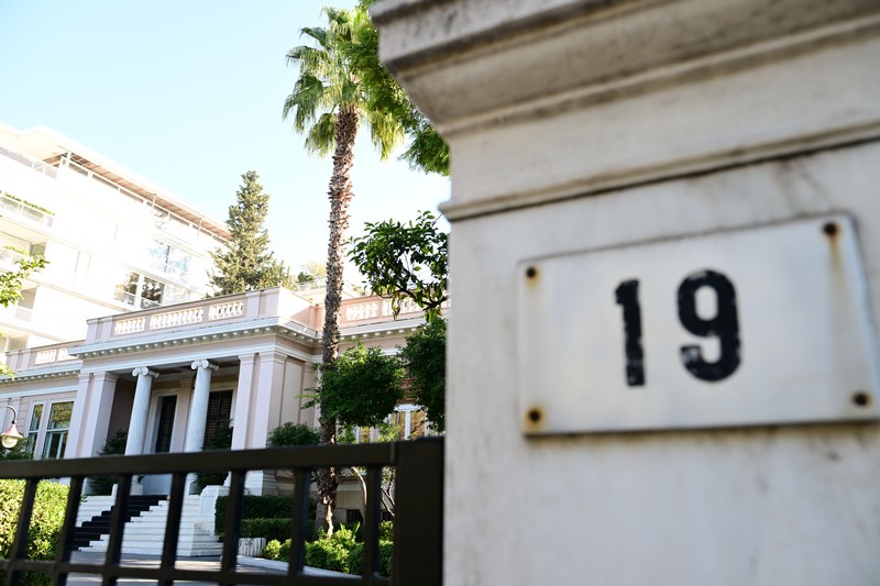 Οι «παραπολιτικές φήμες» για Δένδια και Μητσοτάκη και η απάντηση του Μαξίμου