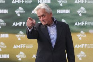 «Looking Through Water»: Η νέα ταινία των Μάικλ και Κάμερον Ντάγκλας