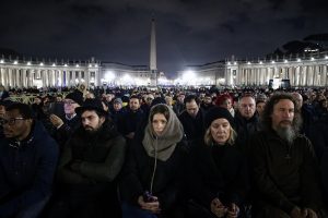 Μήνυμα του άρρωστου Πάπα: «Προσεύχομαι για την ειρήνη»