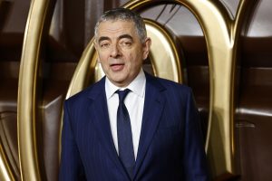 Mοναδικός o “Mr Bean”: Προκαλεί τρελό γέλιο ακόμα κι όταν δίνει συνέντευξη – Δείτε το βίντεο