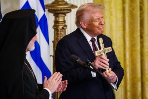 Τραμπ για 25η Μαρτίου: «Οι Έλληνες τα πάνε καλά»