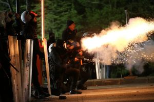 Διαδηλωτής στην Τουρκία έκανε το… αδιανόητο εν μέσω χάους, vid