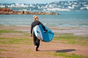 Τραγικός θάνατος 34χρονης στην παραλία: Την χτύπησε ταχύπλοο ενώ έκανε σερφ, vid