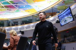Οι θερμοί εναγκαλισμοί και τα φιλιά του Ζελένσκι με τους Ευρωπαίους ηγέτες! Βίντεο