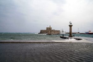 Ρόδος: Κατέρρευσαν σκαλωσιές λόγω των ανέμων και καταπλάκωσαν σταθμευμένα αυτοκίνητα