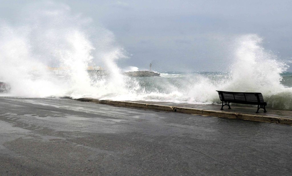 Δροσίζει ο καιρός μέχρι το Σάββατο: Θυελλώδεις βοριάδες στο Αιγαίο έως 9 μποφόρ