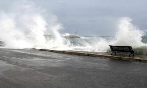 Ήχησε το 112 στις Κυκλάδες για έντονα καιρικά φαινόμενα μέχρι αύριο το πρωί