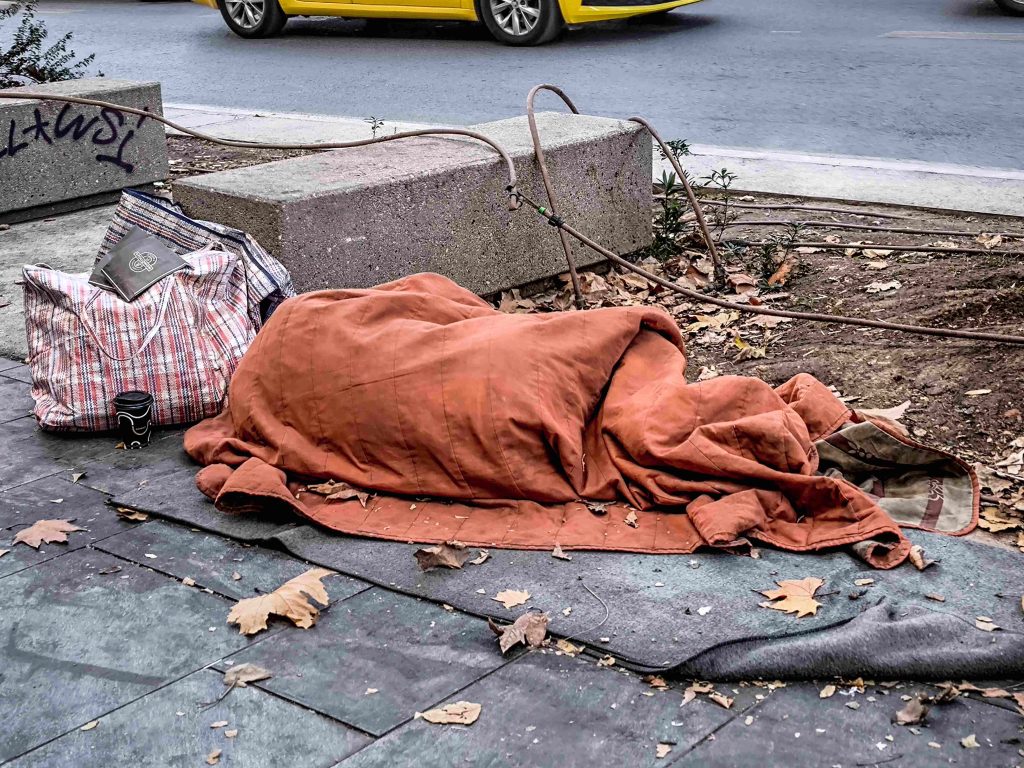 ΕΟΠΑΕ: Υποστήριξη αστέγων πολιτών, λόγω δυσμενών καιρικών συνθηκών