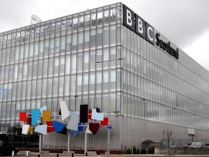 Το BBC ανακοινώνει ότι αντιμετωπίζει «πρωτοφανή πρόκληση» στα οικονομικά του