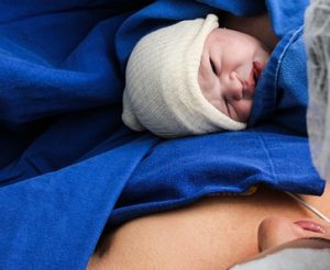 Ζωή στα συντρίμμια: Γυναίκα στην Μπανγκόκ γέννησε το μωρό της στον δρόμο – Συγκλονιστικό βίντεο