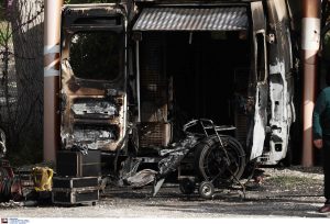 Εμπρησμός σε εργοτάξιο της ΕΥΔΑΠ στο Παπάγου: Ζημιές σε οχήματα – ΦΩΤΟ