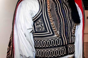 Στρατιωτικές στολές βγαλμένες μέσα από την ελληνική Ιστορία: Μια σπάνια έκθεση στον δήμο Γλυφάδας – ΦΩΤΟ