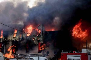 Φωτιά σε επιχείρηση ξυλείας στη Μάνδρα Αττικής – Μεγάλη δύναμη της Πυροσβεστικής στο σημείο