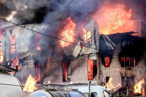 Ηράκλειο: Οριοθετήθηκε η φωτιά στην επιχείρηση ξυλείας -Παραμένουν στο σημείο δυνάμεις της Πυροσβεστικής