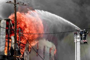 ΒΙΠΕ Ηρακλείου: Ολονύχτια μάχη των πυροσβεστών με τις φλόγες στο εργοστάσιο ξυλείας