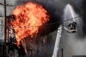 Συγκλονιστικό βίντεο: Έσωσε τον γείτονά του από το παράθυρο του μπαλκονιού του λίγο πριν καεί!
