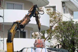 Τραγωδία στη Βούλα: Νεκρός 28χρονος χειριστής γερανού που ακούμπησε σε καλώδια