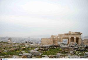 Ίδιο το σκηνικό του καιρού και σήμερα: Σκόνη, λασποβροχές και υψηλές θερμοκρασίες έως 26 βαθμούς