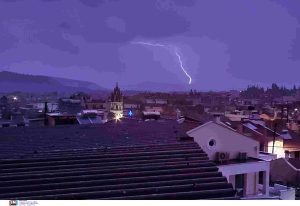 Σε κλοιό κακοκαιρίας η χώρα με ισχυρές βροχές και καταιγίδες – Ποιες περιοχές είναι στο “κόκκινο”