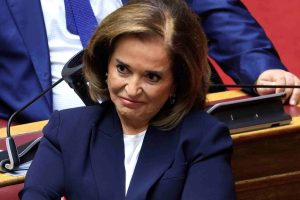 Μπακογιάννη: Ως βουλευτής πολλά χρόνια, ζητώ συγγνώμη από τους γονείς των παιδιών που χάθηκαν στα Τέμπη