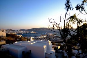 Σύλληψη δύο αντρών στη Μύκονο: Τραβούσαν φωτογραφίες και βίντεο τα κλιμάκια ελέγχων για τα αυθαίρετα