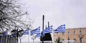 Καιρός: Παρελάσεις και επιστροφή εκδρομέων με αφρικανική σκόνη, συννεφιά και λασποβροχές