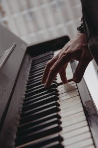 Ο Hans Zimmer παίζει στο πιάνο το αριστούργημά του “Now we are free” – Βίντεο