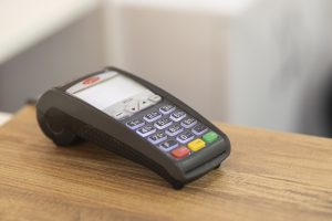 ΑΑΔΕ: Οι πληρωμές με POS ενίσχυσαν τα έσοδα από ΦΠΑ και τη διαφάνεια στις συναλλαγές