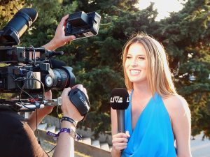 Σχεδόν πνίγηκε μέσα στα ορμητικά νερά για να κάνει…ρεπορτάζ! Ασύλληπτο βίντεο