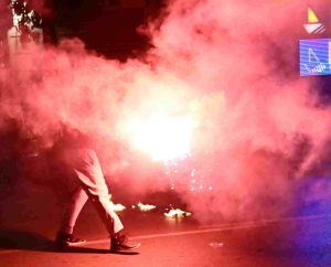 Σε εξέλιξη επεισόδια στο Σύνταγμα μετά τη συγκέντρωση για τα Τέμπη – ΦΩΤΟ