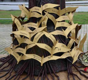 Και στη Θεσσαλονίκη τα αποκαλυπτήρια του γλυπτού των Τεμπών «Το δέντρο της μνήμης» στη Νέα Παραλία