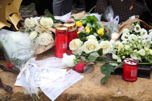 Με συναυλία και απαγγελίες κειμένων ξεκίνησε η εκδήλωση για τα Τέμπη στο Σύνταγμα