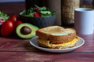 Το απόλυτο τοστ με ομελέτα για να ξεκινήσει “δυνατά” η μέρα σας! vid