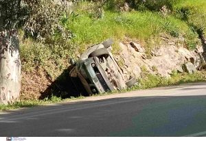 Περίεργο συμβάν στην Εύβοια: Μετά από τροχαίο ατύχημα επιβάτες άφησαν το ΙΧ και εξαφανίστηκαν