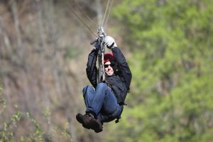 Εικόνες που “κόβουν” την ανάσα! Κάνουν zip line στο Λάος και από κάτω το χάος(vid)