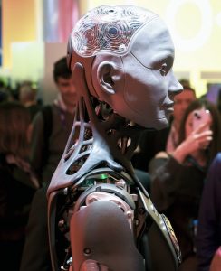 Η Ameca το ανθρωποειδές ρομπότ αντιδράει παράξενα όταν κοιτάζει τον εαυτό της…στον καθρέφτη(vid)