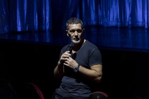 Ο Αντόνιο Μπαντέρας ψέλνει “Τα Δάκρυα του Αγίου Ιωάννη” μπροστά στην Παναγία την Κυριακή των Βαΐων(vid)