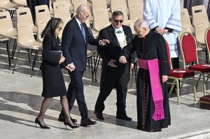 Τρελό κάζο για τον Μπάιντεν στη Ρώμη: Περιχαρής ποζάρει για selfie! Βίντεο
